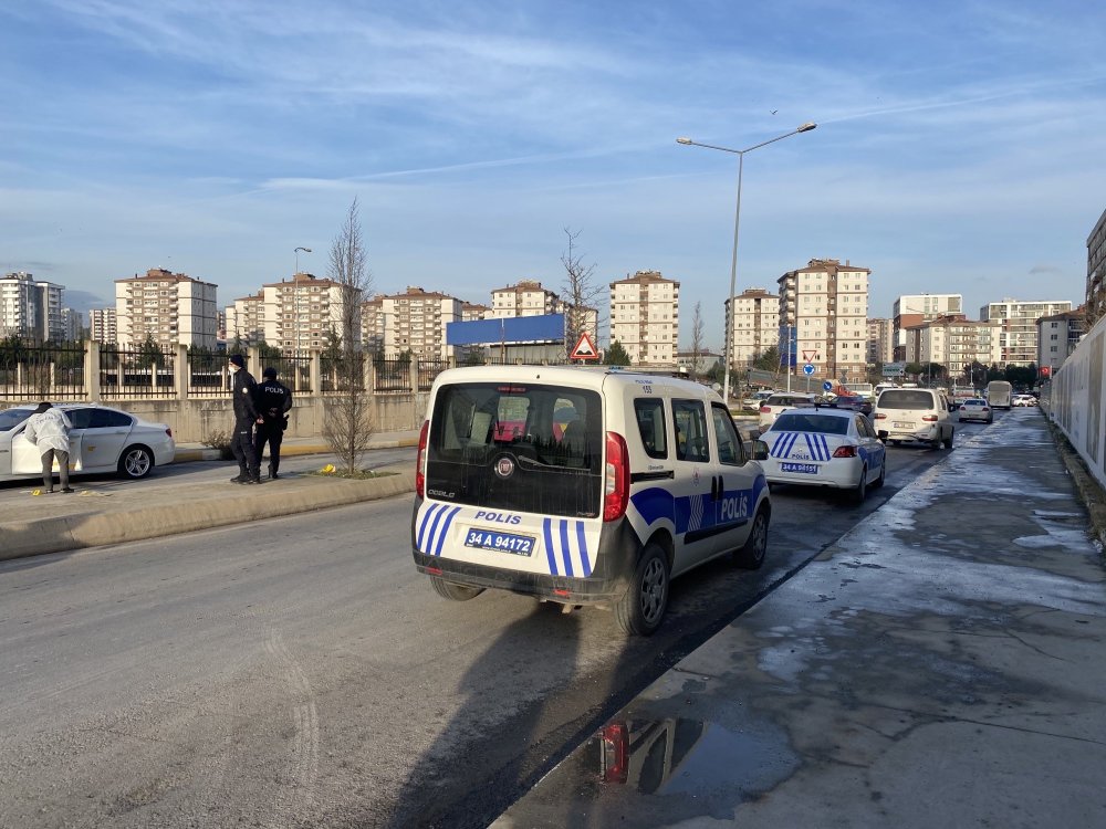 PENDİK'te lüks otomobiliyle yolda yavaş olarak ilerlerken kimliği belirsiz kişi ya da kişilerin silahlı saldırısına uğradı