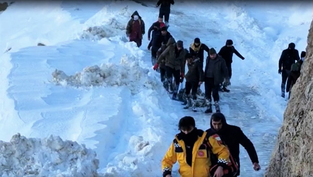 5 kilometre omuzlarda ve kızağa çevrilen sedyede taşınarak kurtarıldı