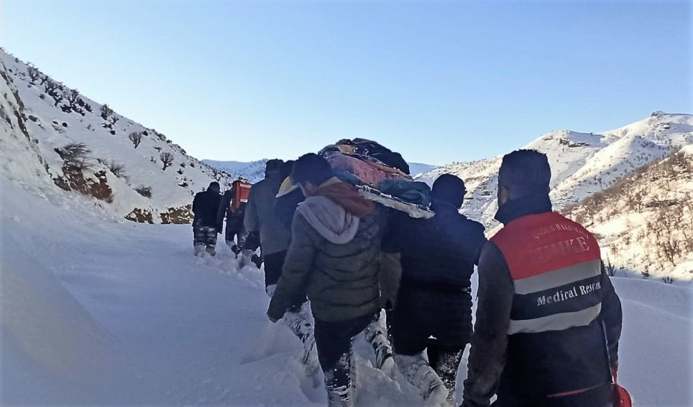 5 kilometre omuzlarda ve kızağa çevrilen sedyede taşınarak kurtarıldı