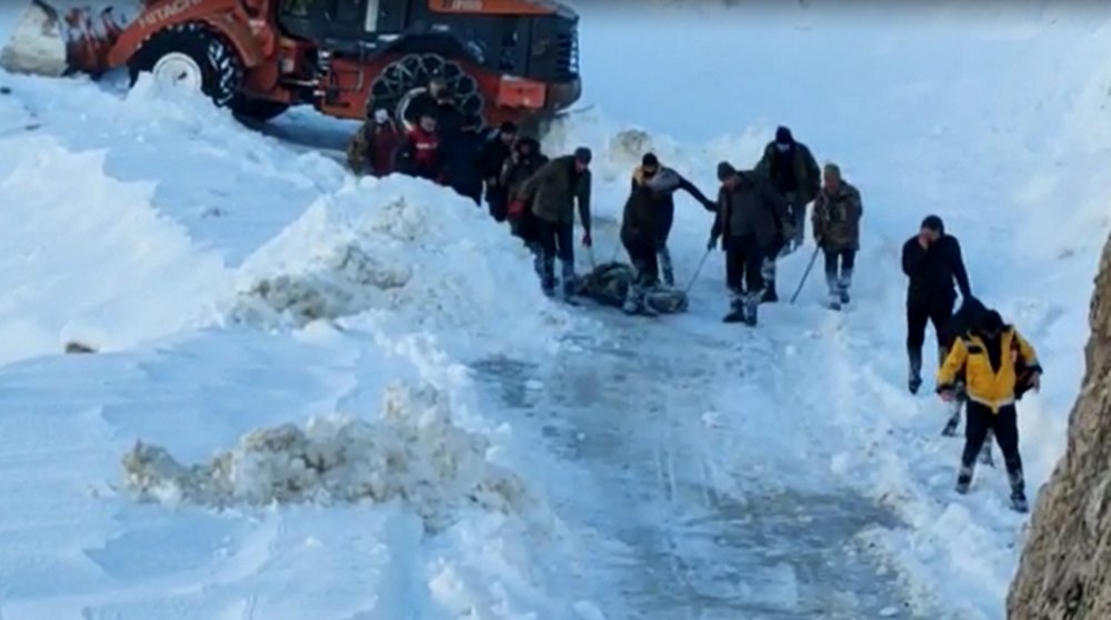 5 kilometre omuzlarda ve kızağa çevrilen sedyede taşınarak kurtarıldı