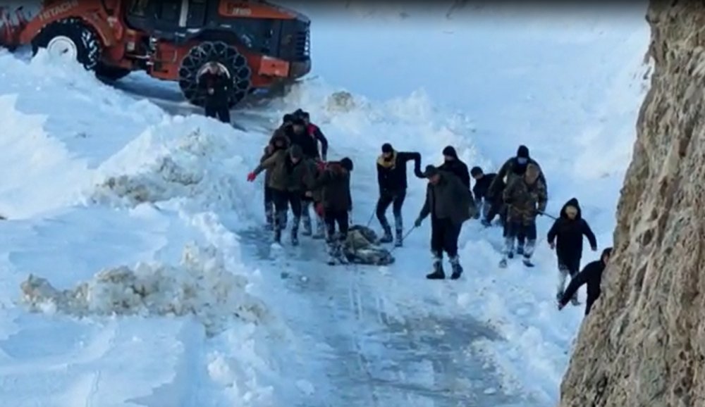 5 kilometre omuzlarda ve kızağa çevrilen sedyede taşınarak kurtarıldı