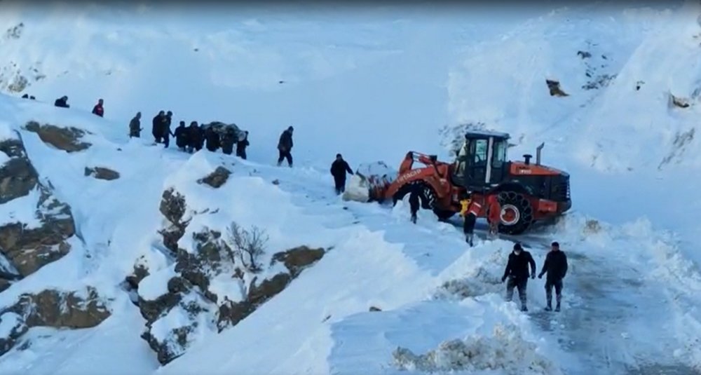 5 kilometre omuzlarda ve kızağa çevrilen sedyede taşınarak kurtarıldı