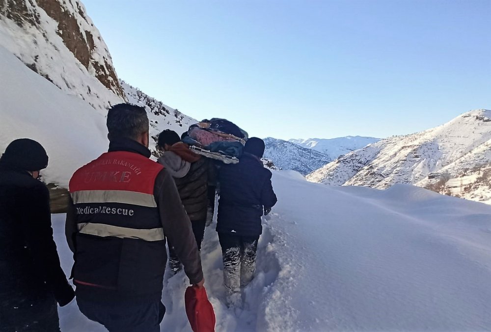 5 kilometre omuzlarda ve kızağa çevrilen sedyede taşınarak kurtarıldı