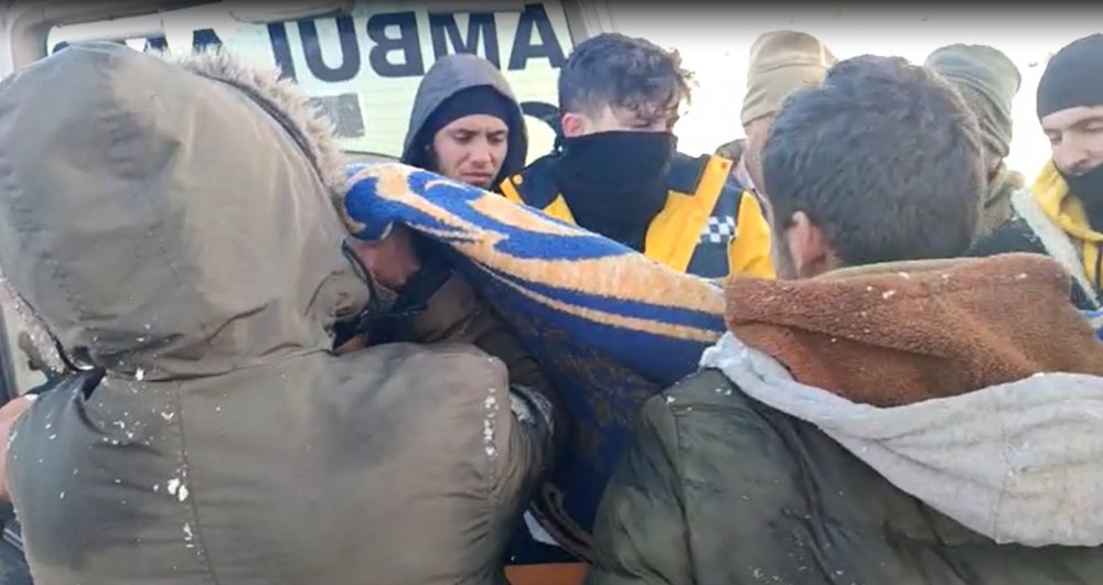 5 kilometre omuzlarda ve kızağa çevrilen sedyede taşınarak kurtarıldı