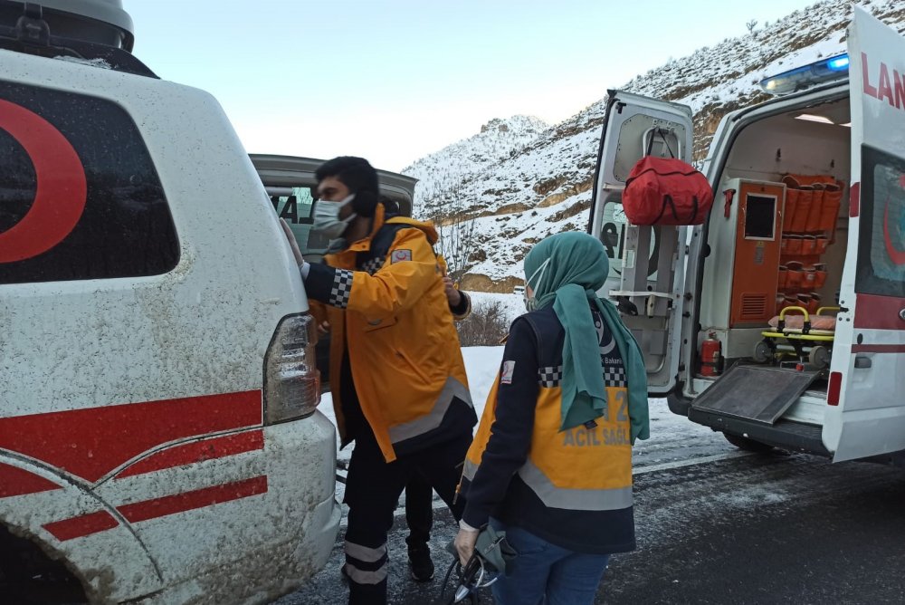 5 kilometre omuzlarda ve kızağa çevrilen sedyede taşınarak kurtarıldı