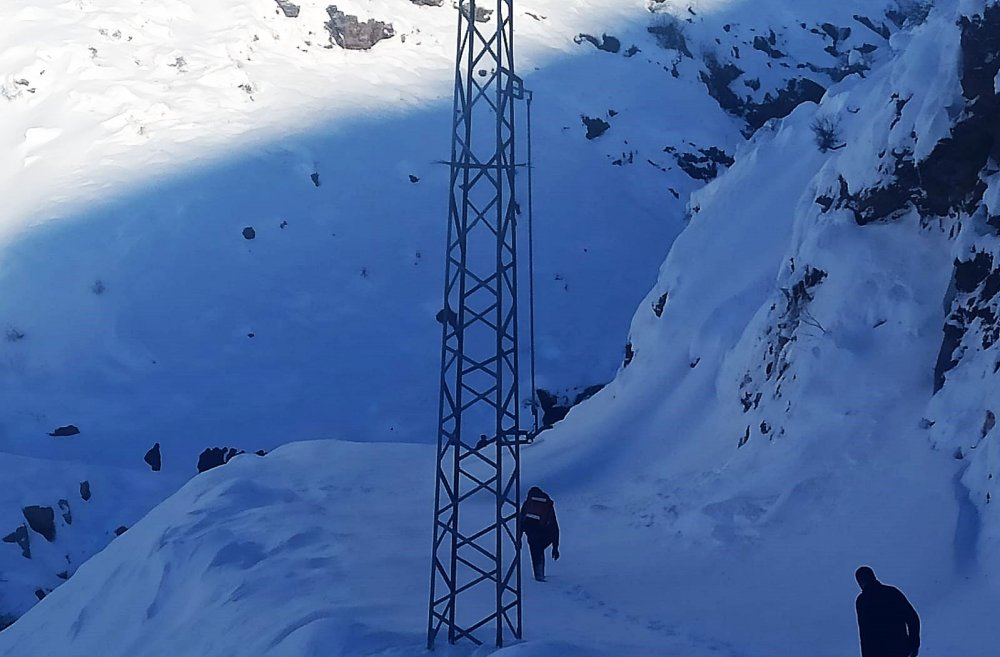 5 kilometre omuzlarda ve kızağa çevrilen sedyede taşınarak kurtarıldı