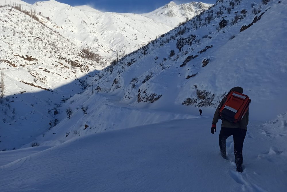 5 kilometre omuzlarda ve kızağa çevrilen sedyede taşınarak kurtarıldı