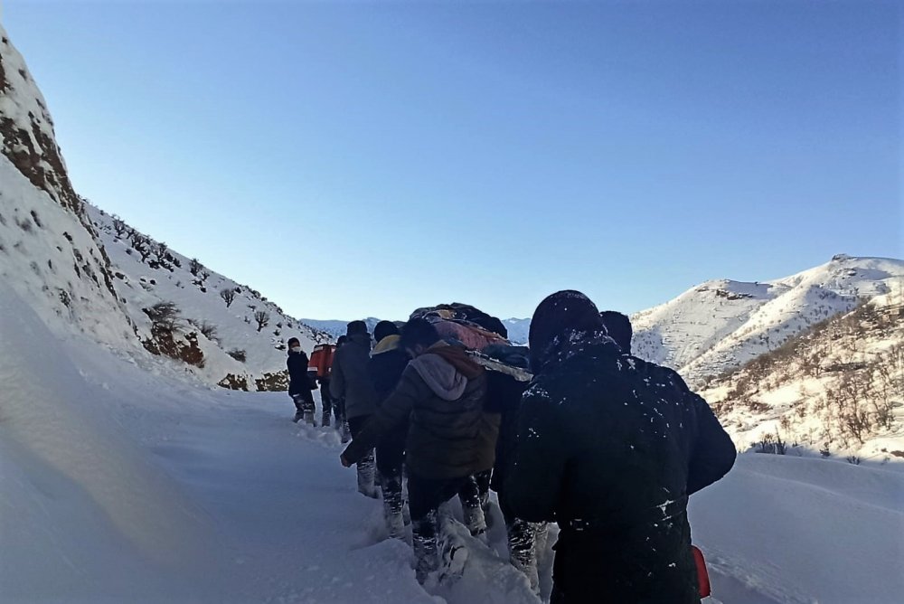 5 kilometre omuzlarda ve kızağa çevrilen sedyede taşınarak kurtarıldı