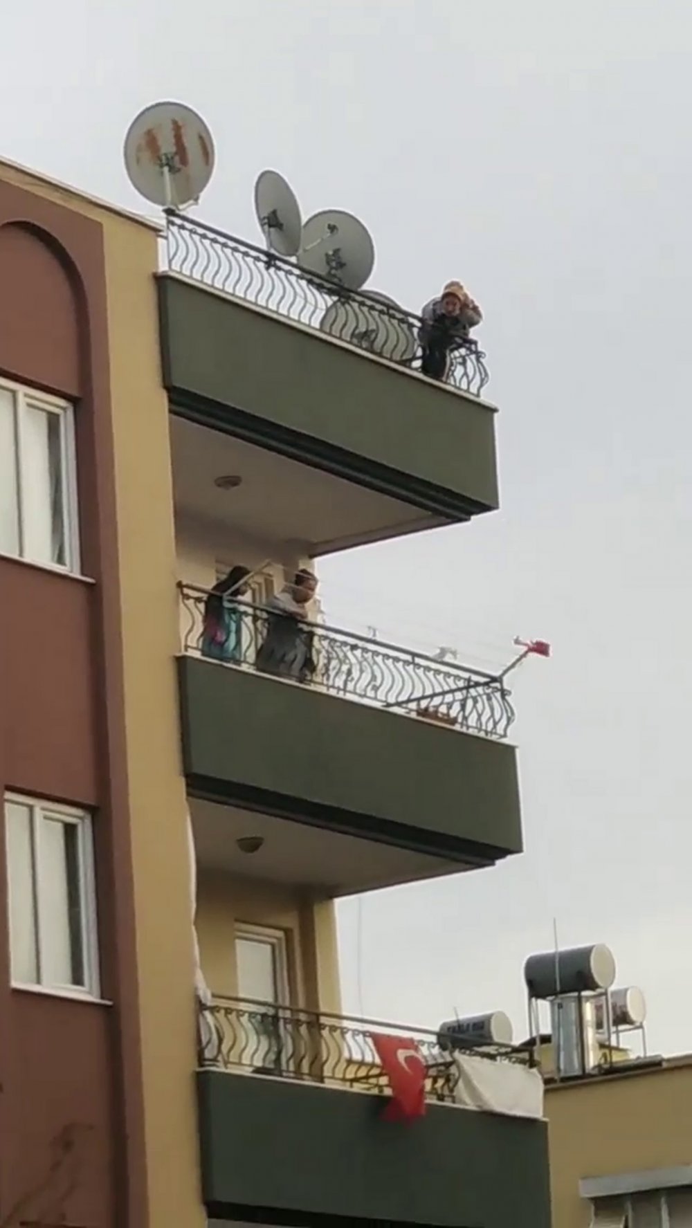 Çatıya çıkıp, intihara kalkışan genç kadını polis kurtardı