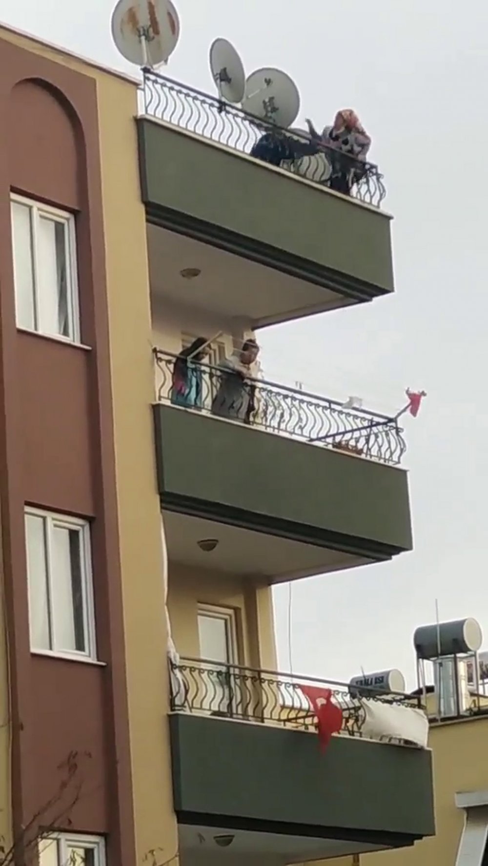 Çatıya çıkıp, intihara kalkışan genç kadını polis kurtardı
