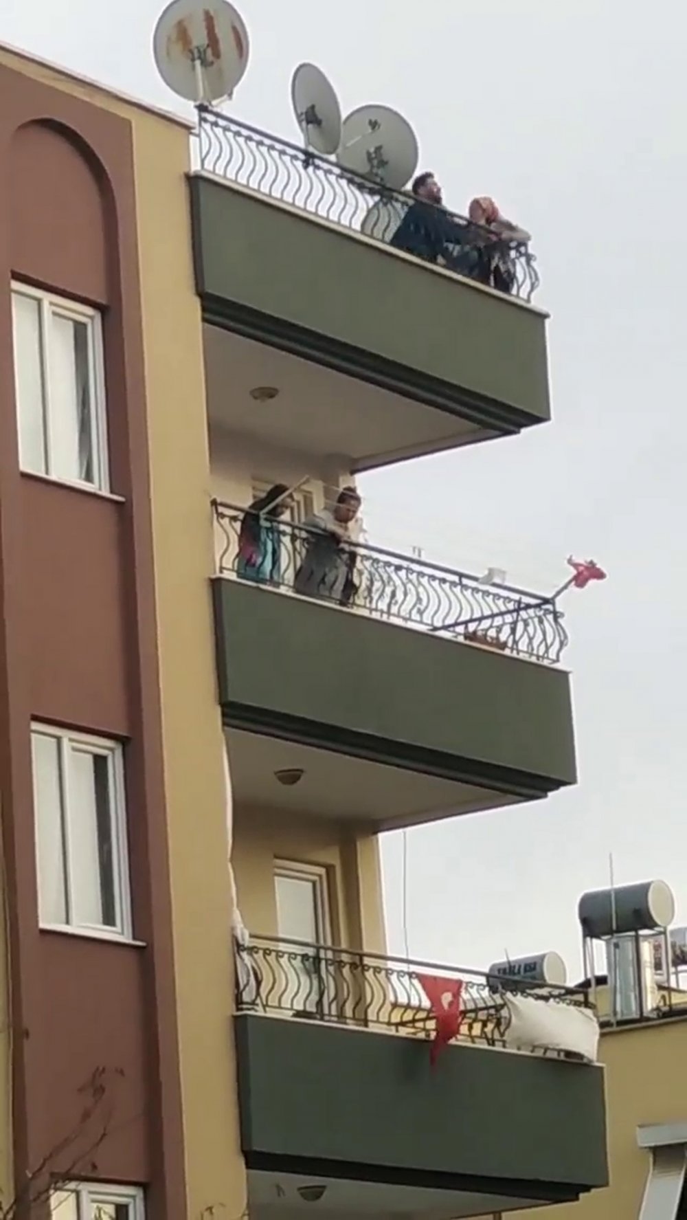 Çatıya çıkıp, intihara kalkışan genç kadını polis kurtardı
