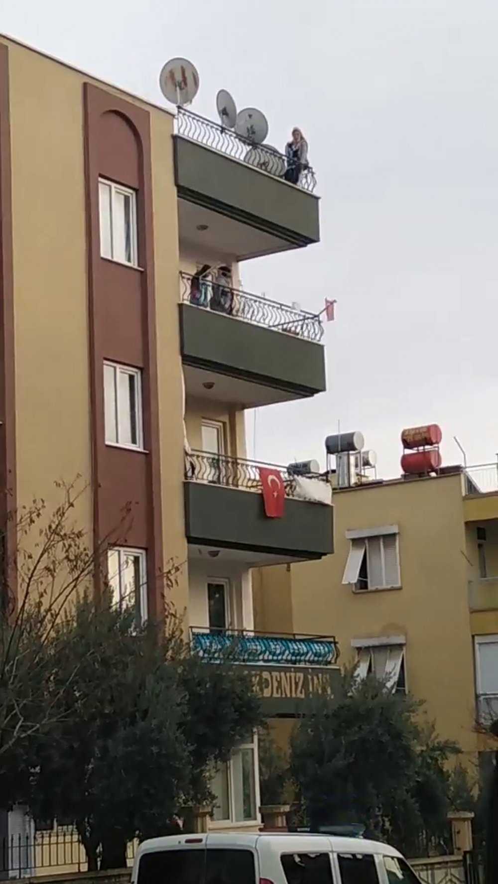 Çatıya çıkıp, intihara kalkışan genç kadını polis kurtardı