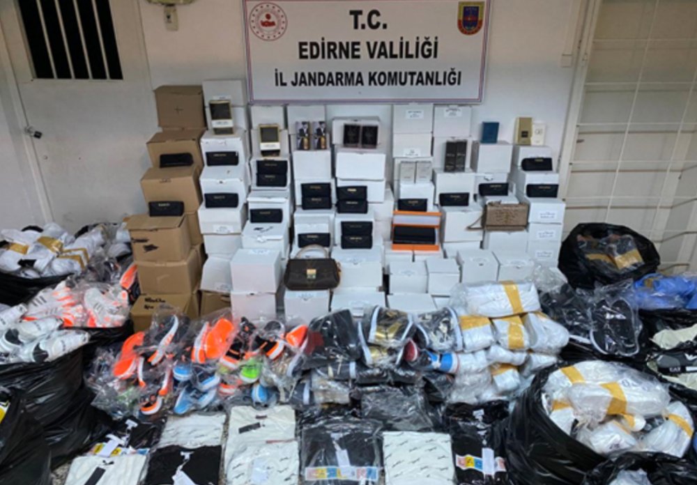 Edirne’de gümrük kaçağı eşya ve gıda malzemesi ele geçirildi