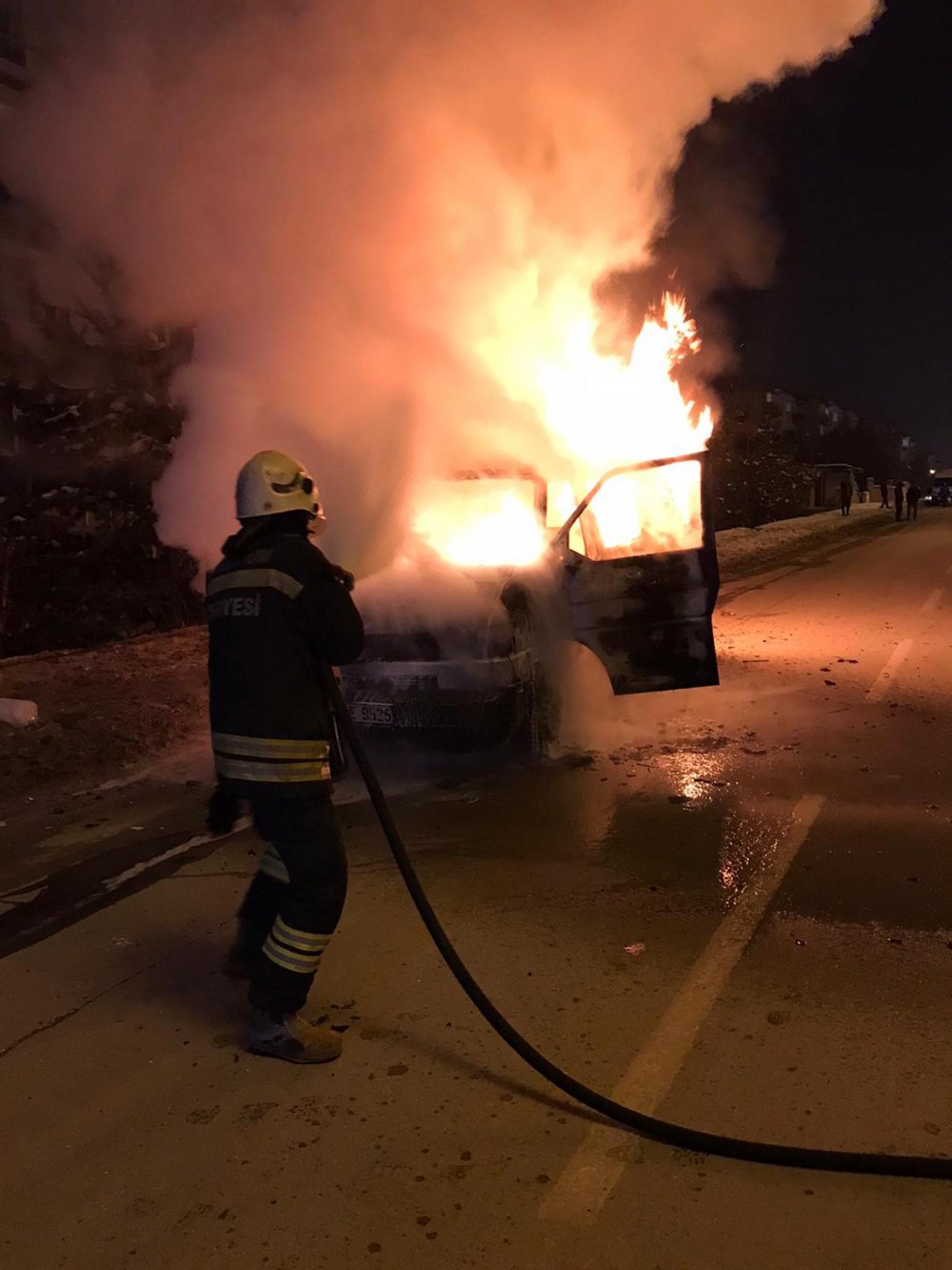 Erzurum'da, seyir halindeki minibüs alev topuna döndü