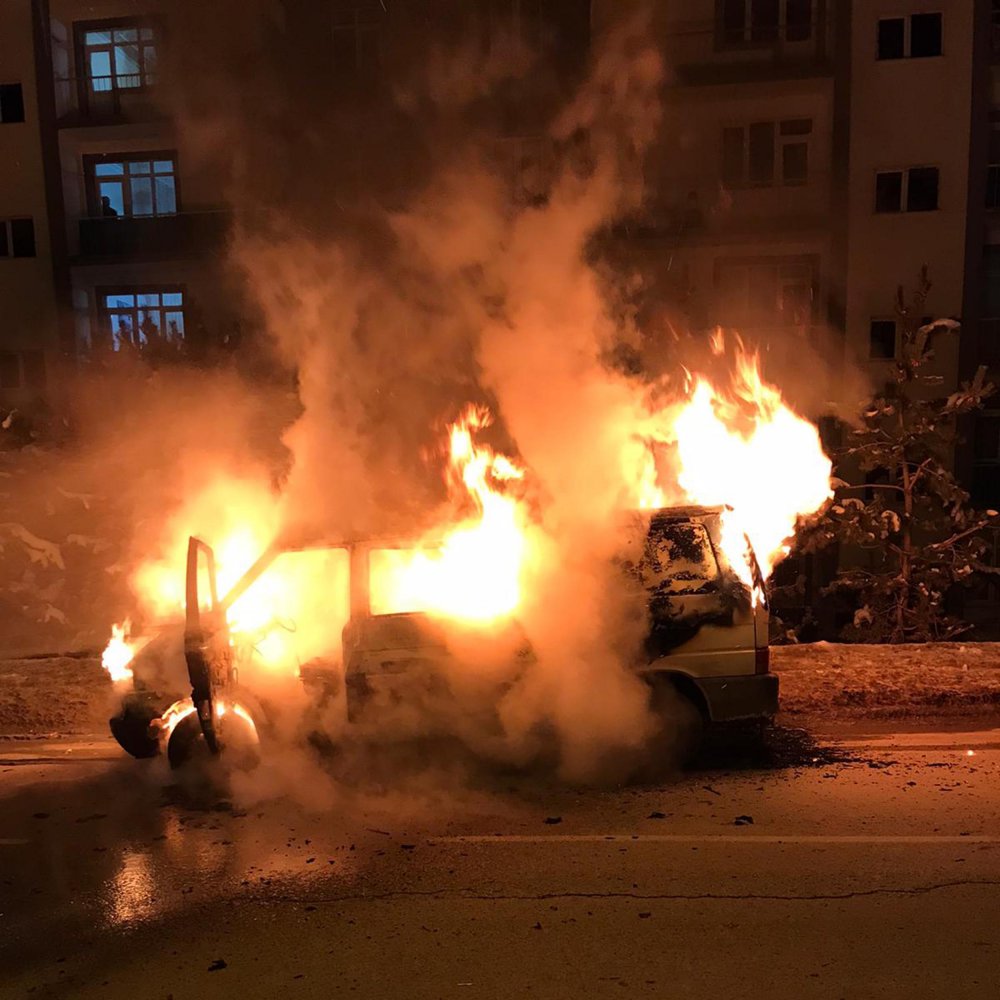 Erzurum'da, seyir halindeki minibüs alev topuna döndü