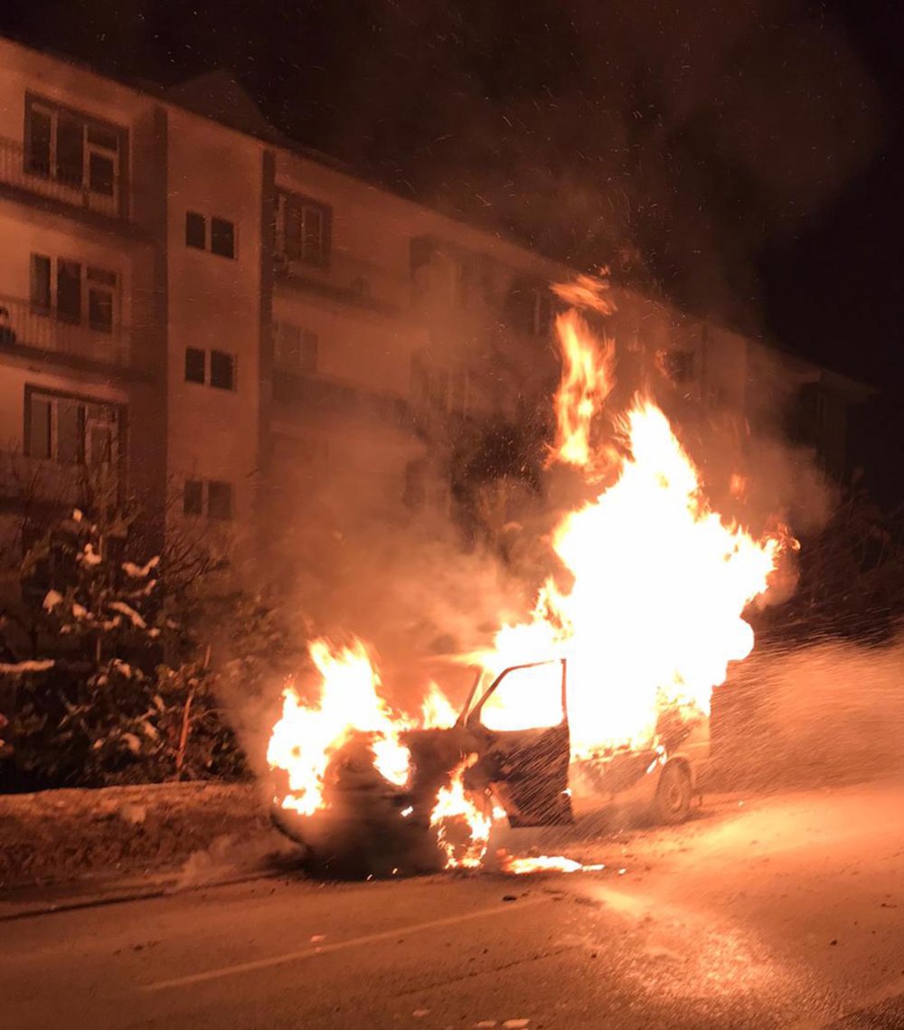 Erzurum'da, seyir halindeki minibüs alev topuna döndü