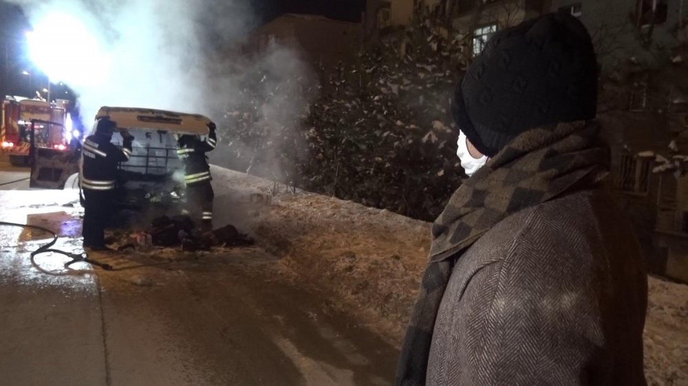 Erzurum'da, seyir halindeki minibüs alev topuna döndü