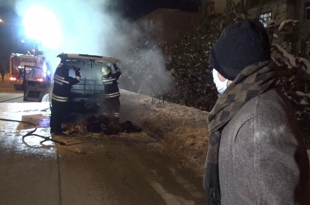 Erzurum'da, seyir halindeki minibüs alev topuna döndü