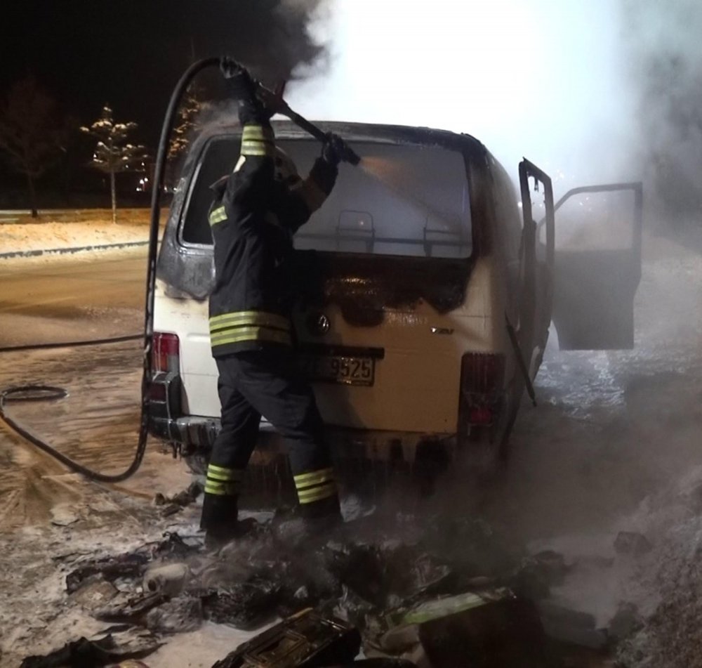 Erzurum'da, seyir halindeki minibüs alev topuna döndü