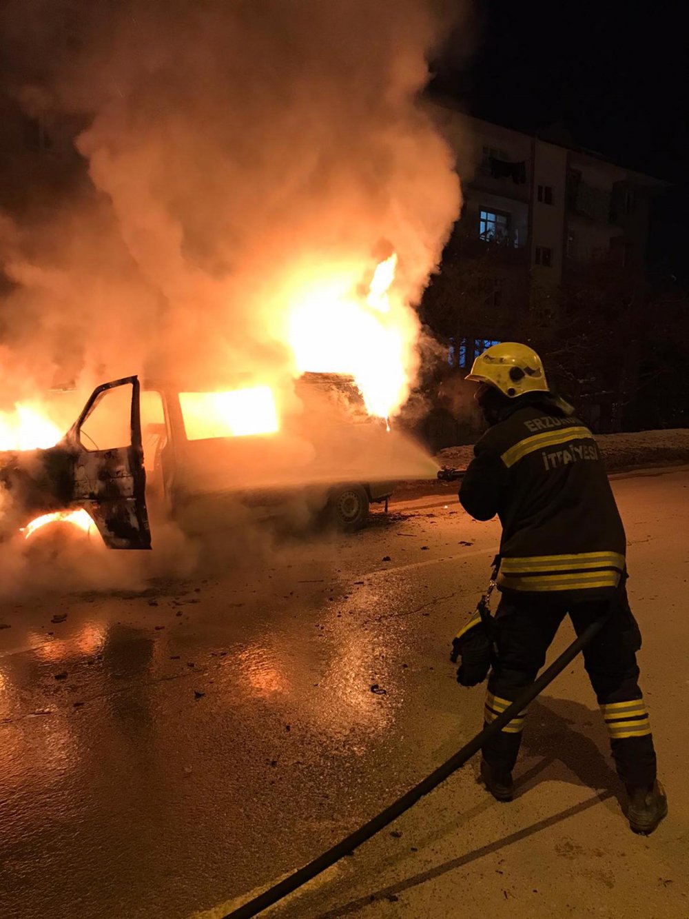 Erzurum'da, seyir halindeki minibüs alev topuna döndü
