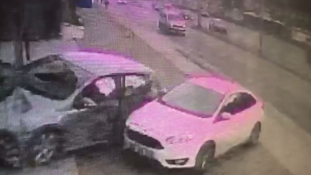 Esenyurt'ta makas kazası kamerada: Mobilya mağazasına daldı