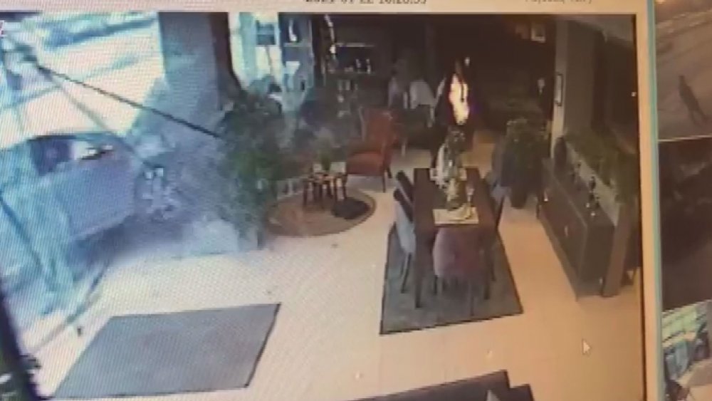 Esenyurt'ta makas kazası kamerada: Mobilya mağazasına daldı
