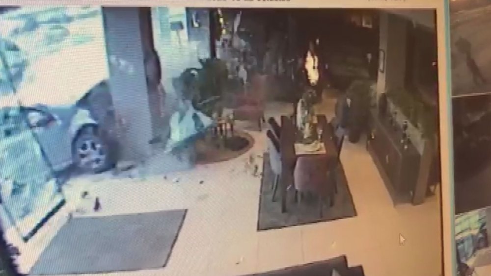 Esenyurt'ta makas kazası kamerada: Mobilya mağazasına daldı
