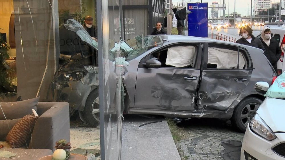 Esenyurt'ta makas kazası kamerada: Mobilya mağazasına daldı