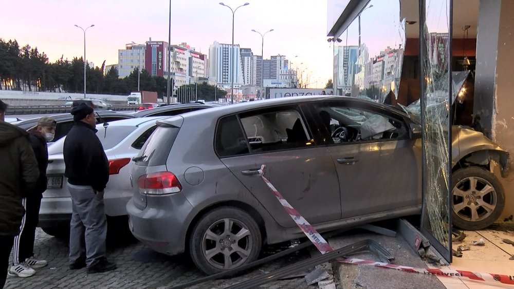 Esenyurt'ta makas kazası kamerada: Mobilya mağazasına daldı