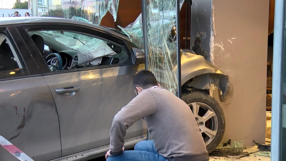 Esenyurt'ta makas kazası kamerada: Mobilya mağazasına daldı