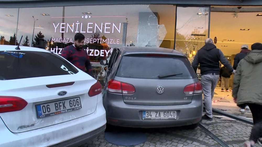 Esenyurt'ta makas kazası kamerada: Mobilya mağazasına daldı