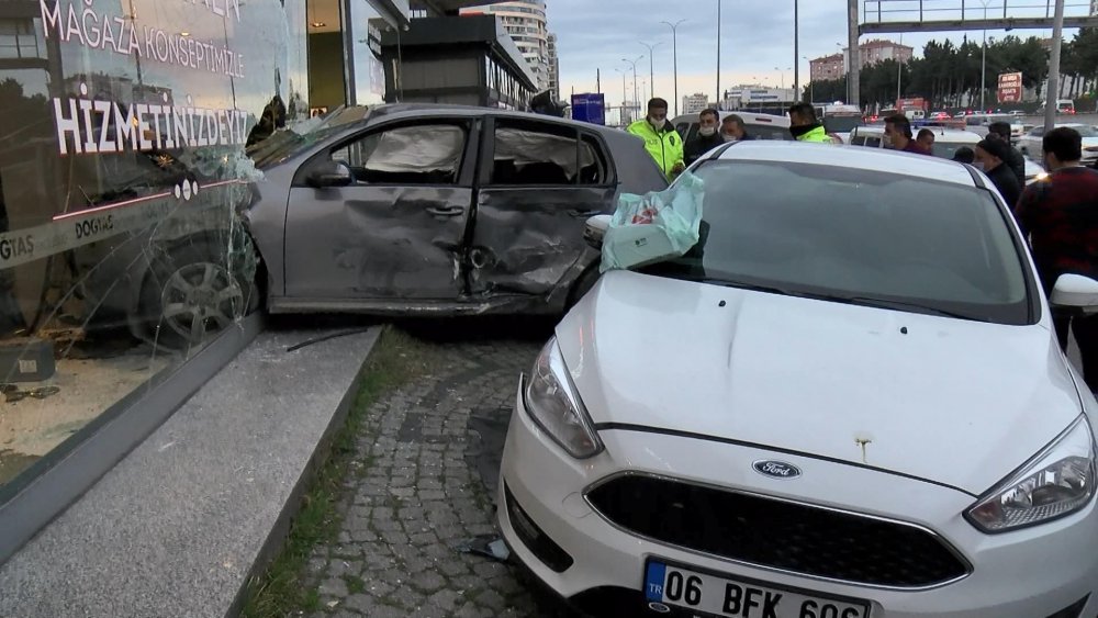 Esenyurt'ta makas kazası kamerada: Mobilya mağazasına daldı