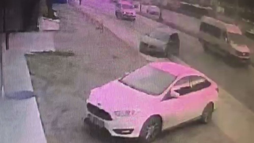 Esenyurt'ta makas kazası kamerada: Mobilya mağazasına daldı