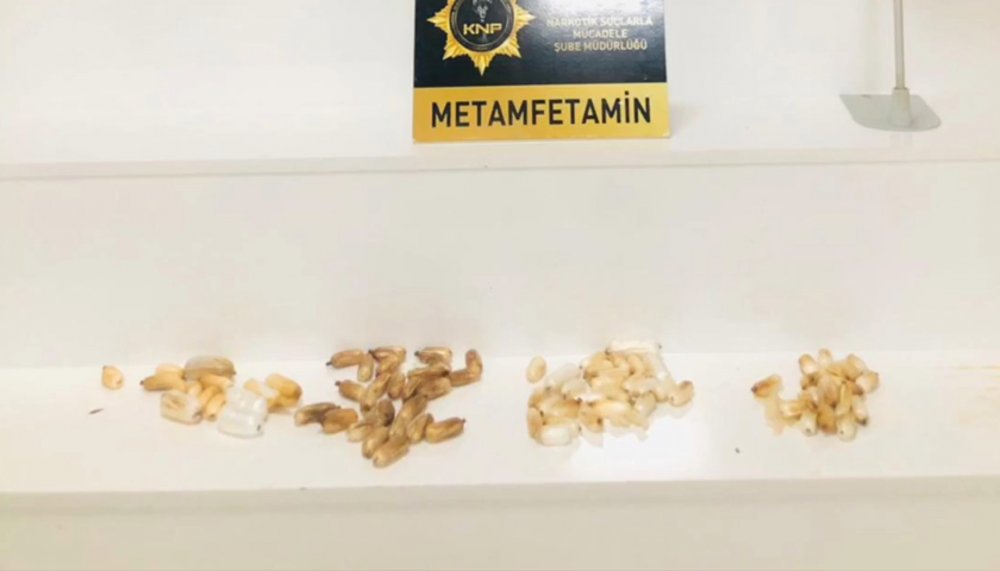 İranlı yolcuların midesinden 871 gram metamfetamin çıktı
