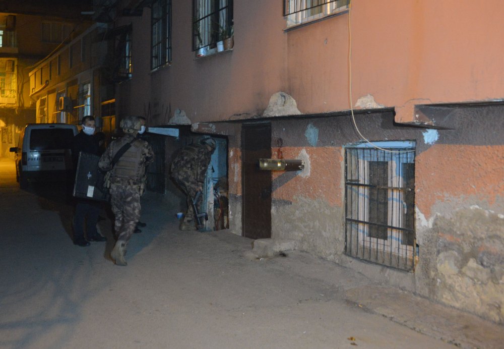 Kurusıkı tabancayı başına dayayıp, intihara kalkıştı; polisi alarma geçirdi
