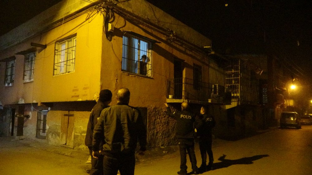 Kurusıkı tabancayı başına dayayıp, intihara kalkıştı; polisi alarma geçirdi
