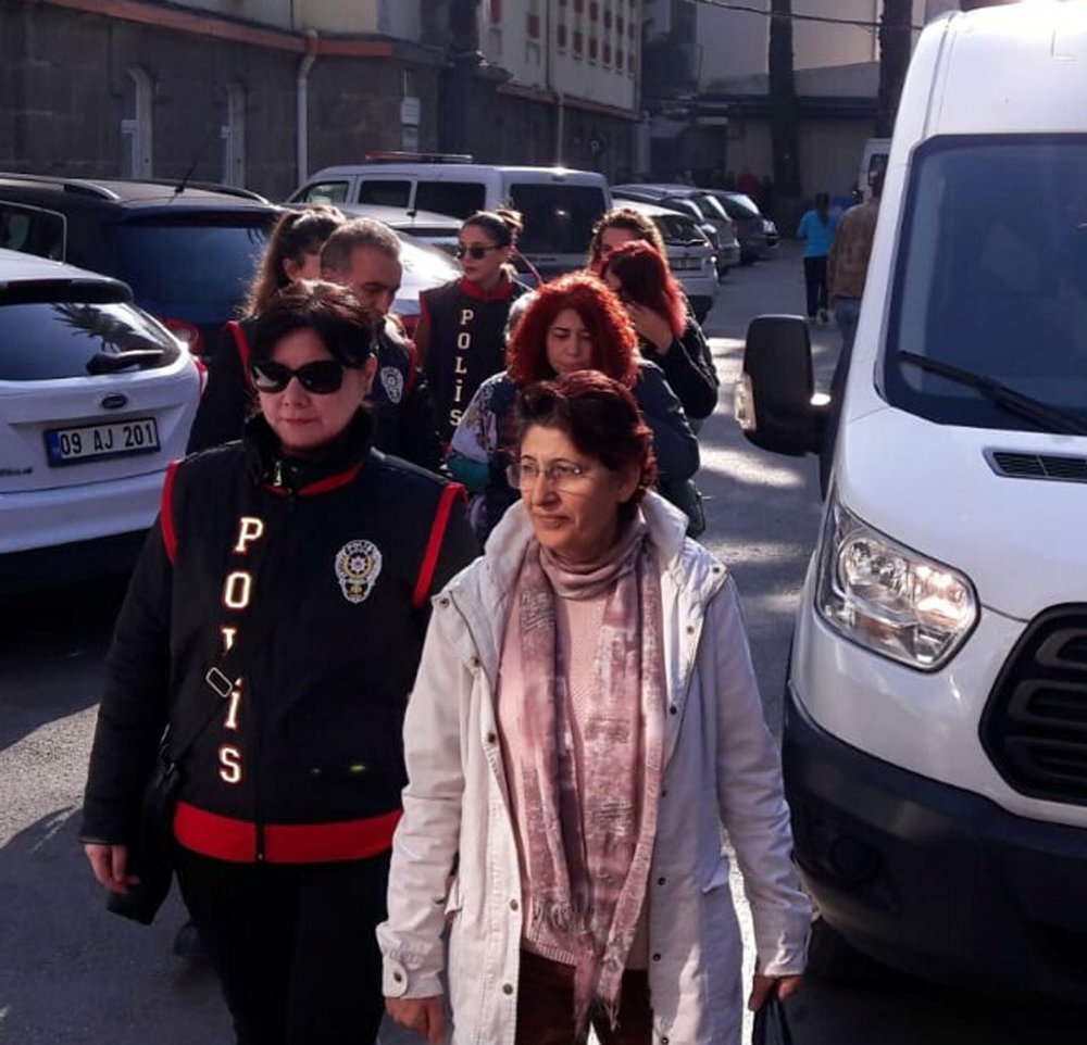 REFORMLARA BAŞLAMANIN TAM DA YERİ VE ZAMANI: Dünya'da yapılan kadınlara yönelik şiddet ve taciz olaylarını protesto etmek için danslı portesto 