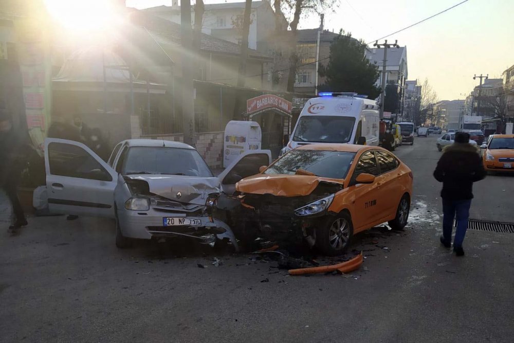 Taksi ile otomobilin çarpışması kamerada; 4 yaralı