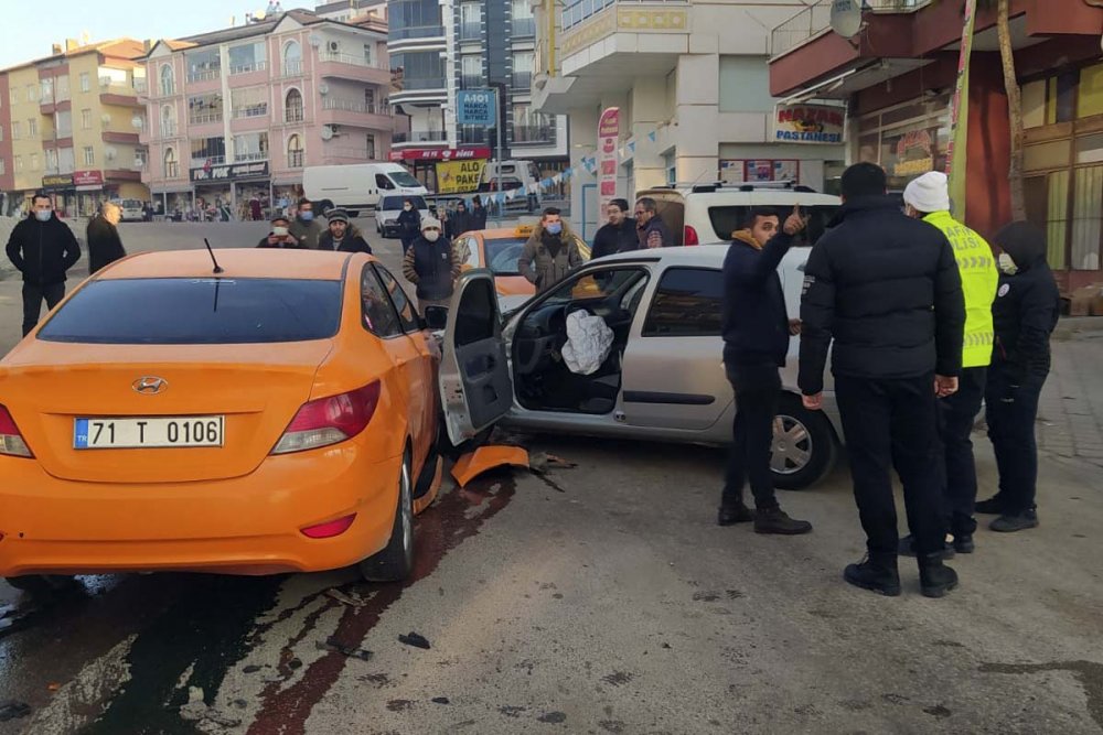 Taksi ile otomobilin çarpışması kamerada; 4 yaralı