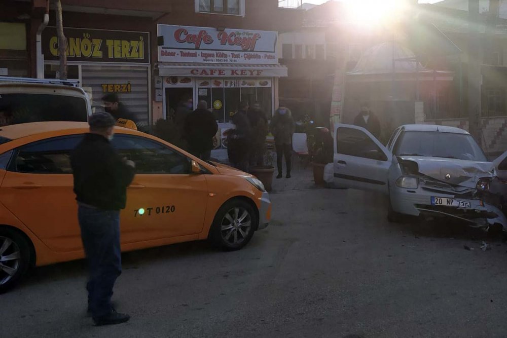 Taksi ile otomobilin çarpışması kamerada; 4 yaralı