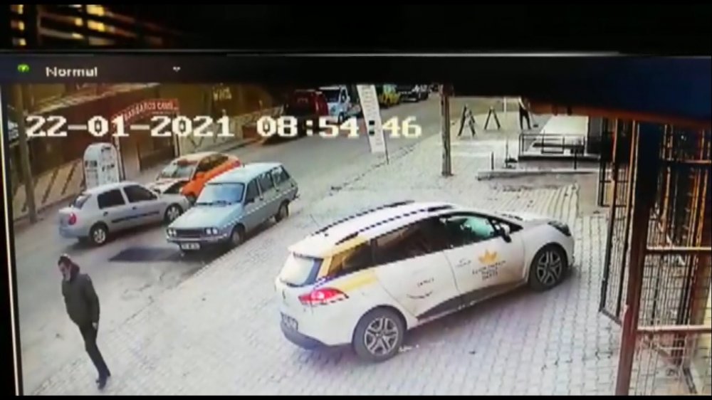 Taksi ile otomobilin çarpışması kamerada; 4 yaralı