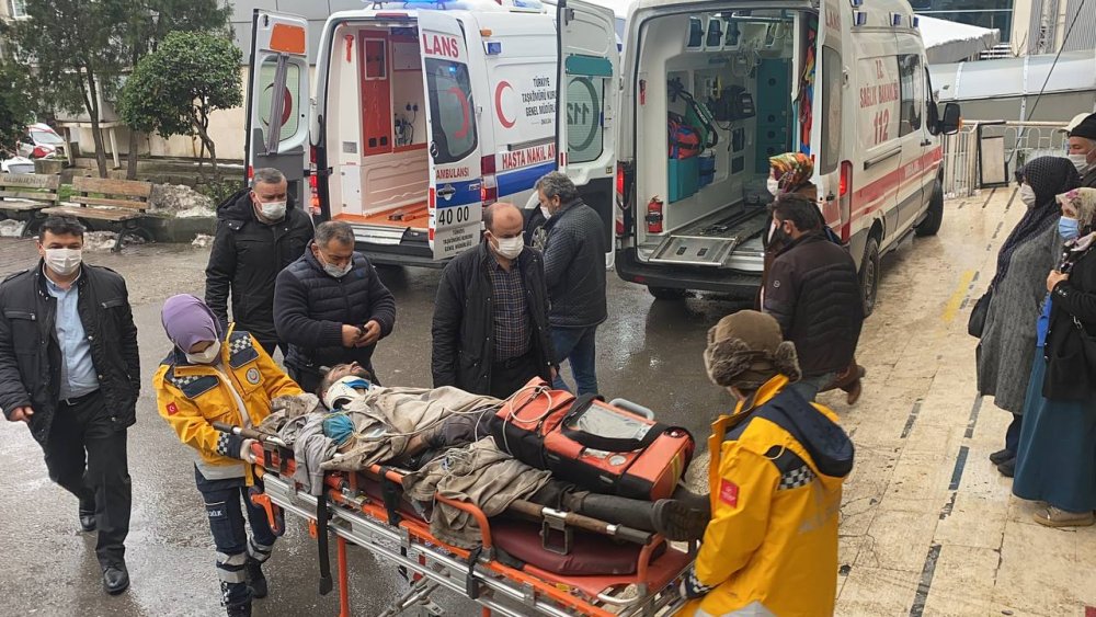 Başına taş düşen maden işçisi yaralandı