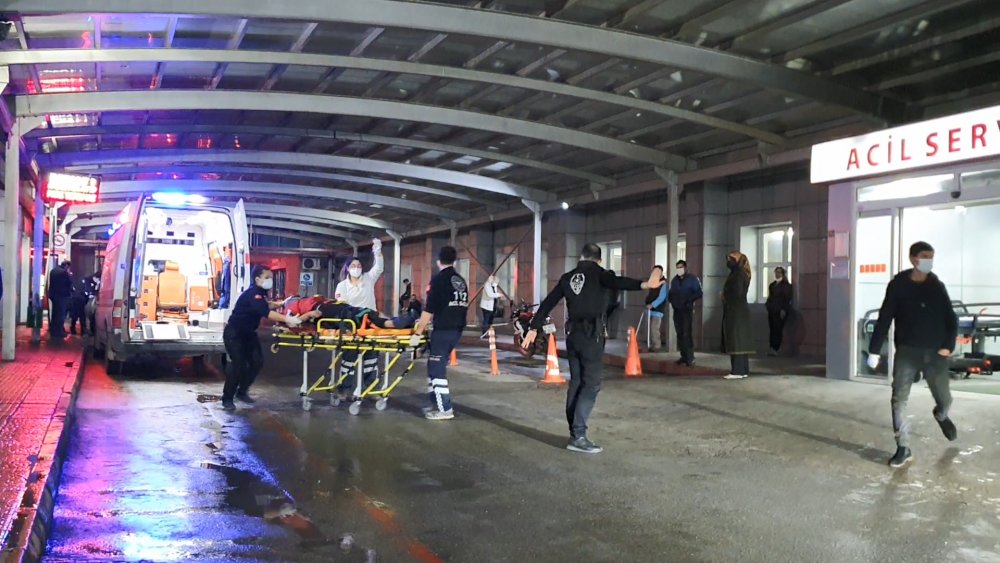 Bursa'da aşırı hız nedeniyle kontrolden çıkan otomobil ağaca çarptı, sürücü ağır yaralandı