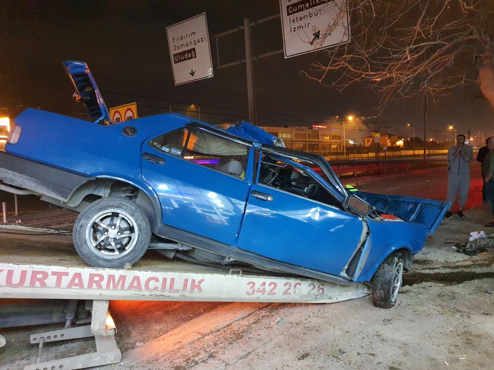 Bursa'da aşırı hız nedeniyle kontrolden çıkan otomobil ağaca çarptı, sürücü ağır yaralandı