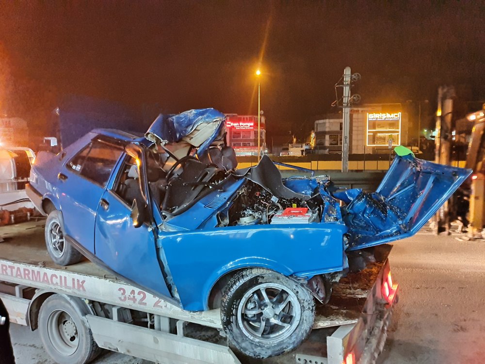 Bursa'da aşırı hız nedeniyle kontrolden çıkan otomobil ağaca çarptı, sürücü ağır yaralandı