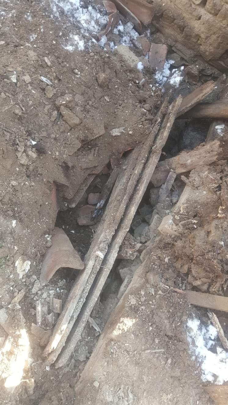 Enkaz altında kalan anne köpek ve 5 yavrusunu itfaiye kurtardı
