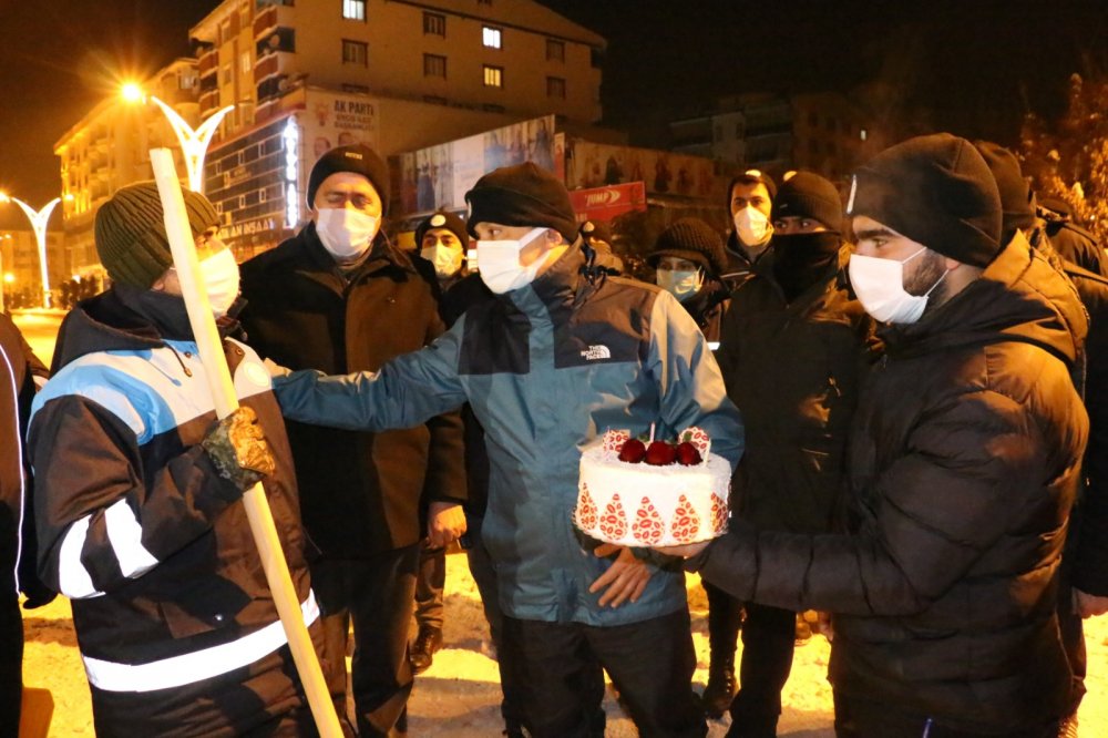 Erciş'te temizlik görevlisine pastalı doğum günü sürprizi