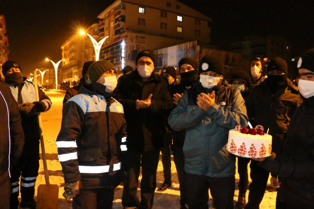 Erciş'te temizlik görevlisine pastalı doğum günü sürprizi