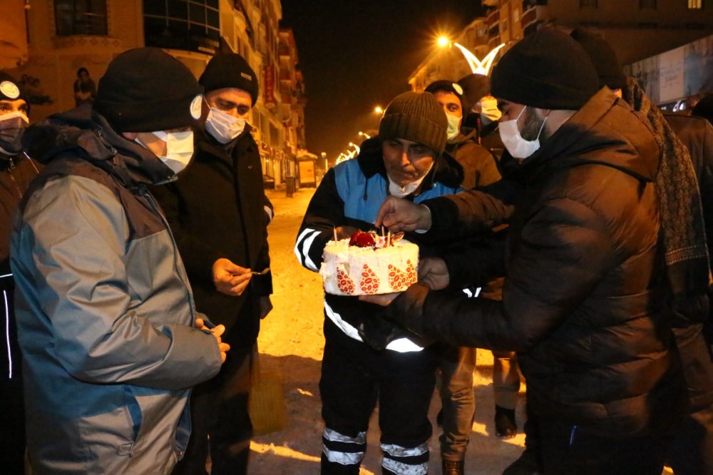 Erciş'te temizlik görevlisine pastalı doğum günü sürprizi