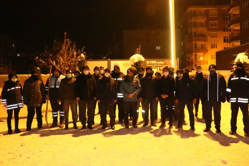 Erciş'te temizlik görevlisine pastalı doğum günü sürprizi